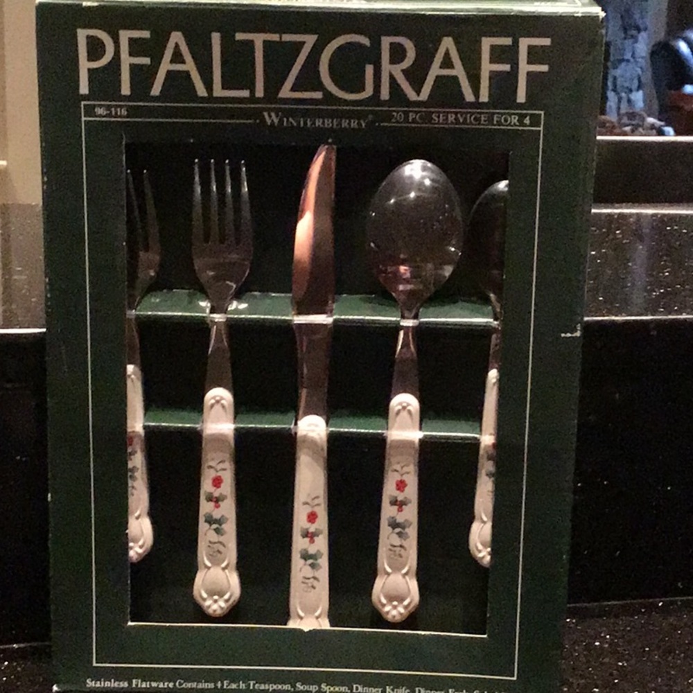 Pfaltzgraff Winterberry 20 pc Service for 4